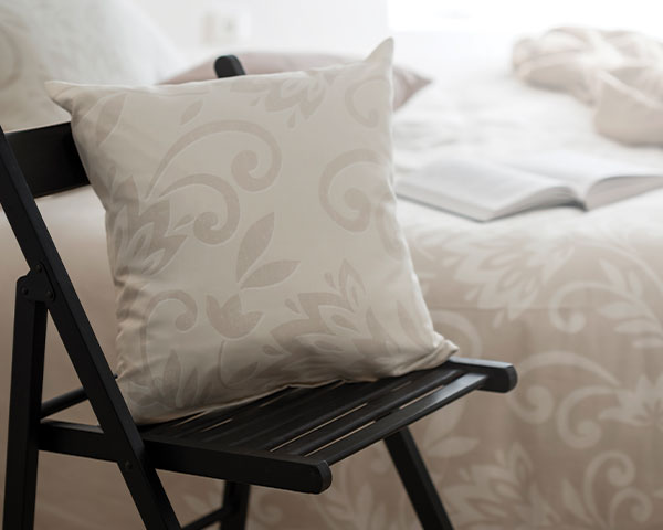 posteljnina bež floris okrasni vzglavnik profilna