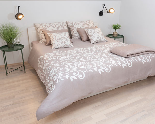 posteljnina floris rjava profilna 1