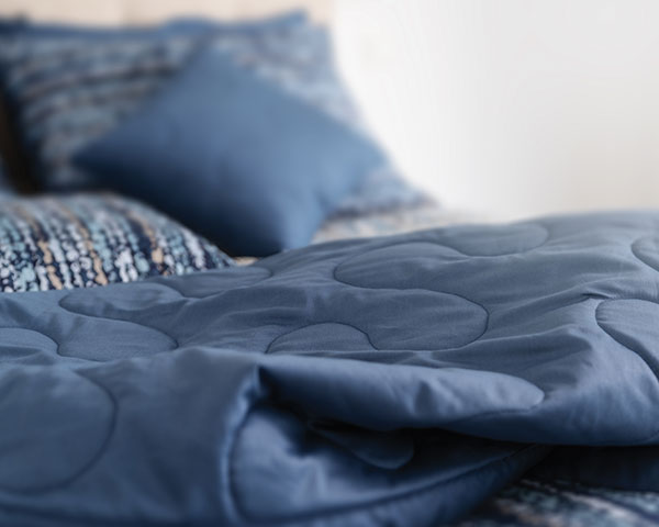 posteljnina vivia temno modra pregrinjalo