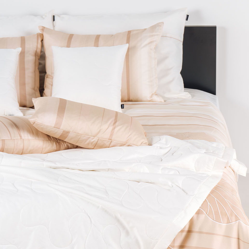 satenasta posteljnina mist bež 9