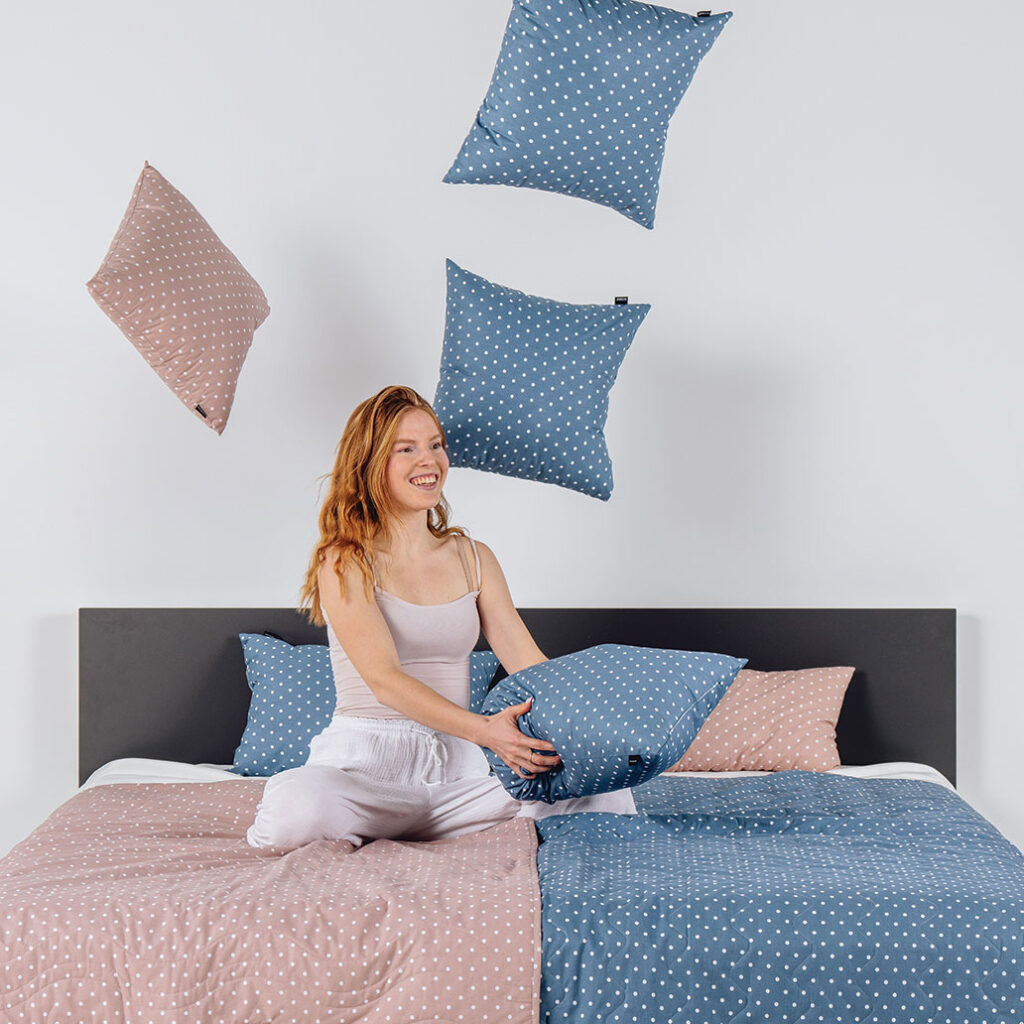 okrasna blazina pikapoka modra image 1