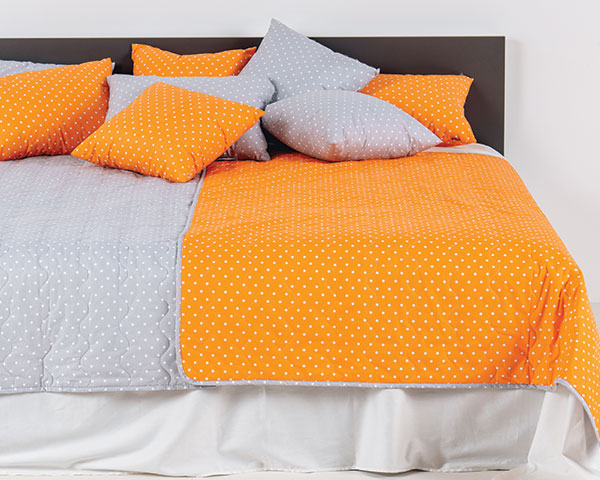 okrasni vzglavnik pikapoka siva oranžna 1