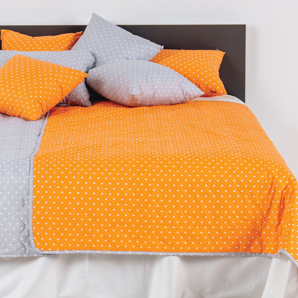 posteljnina pikapoka oranžna okrasni vzglavnik