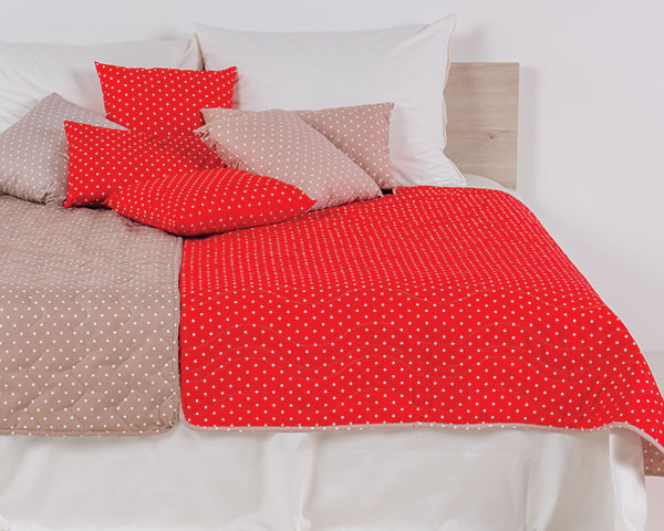 posteljnina pikapoka rdeča okrasna blazina 1