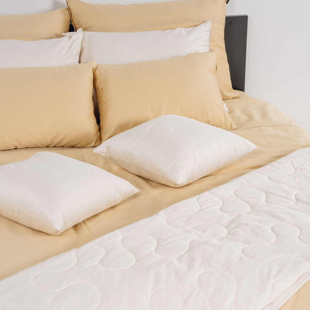 enobarvna posteljnina basic zlata 3